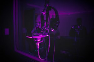 Mikrofon und lila licht